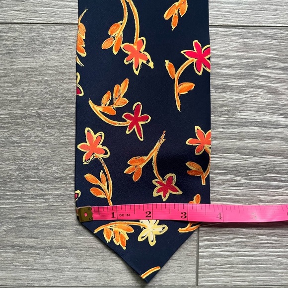 Ungaro Navy Floral Print 100% Silk Tie 57.5” Long 3.5” Wide Spring Work Career - Picture 4 of 5